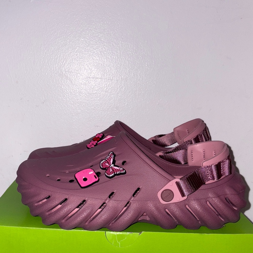 CROCS echo Clogs with charms